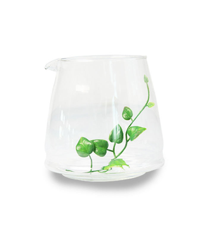 How does the material of a glass coffee pot affect the taste and quality of the coffee?