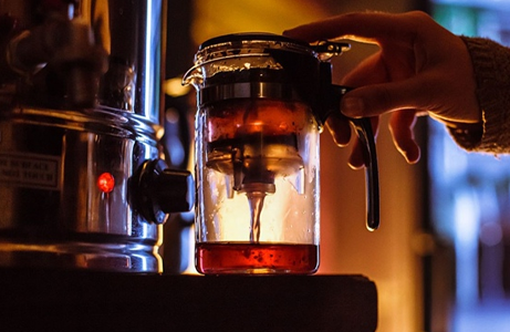 How does glass electric kettle reduce heat loss?