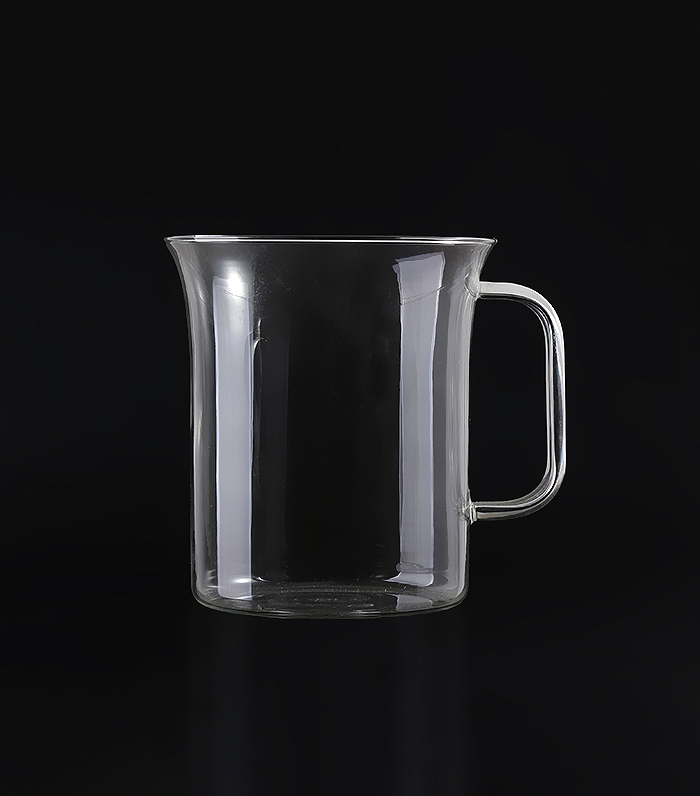 What are the best practices for pouring coffee from a glass coffee pot to ensure precision and minimal spillage, especially during rush hours?